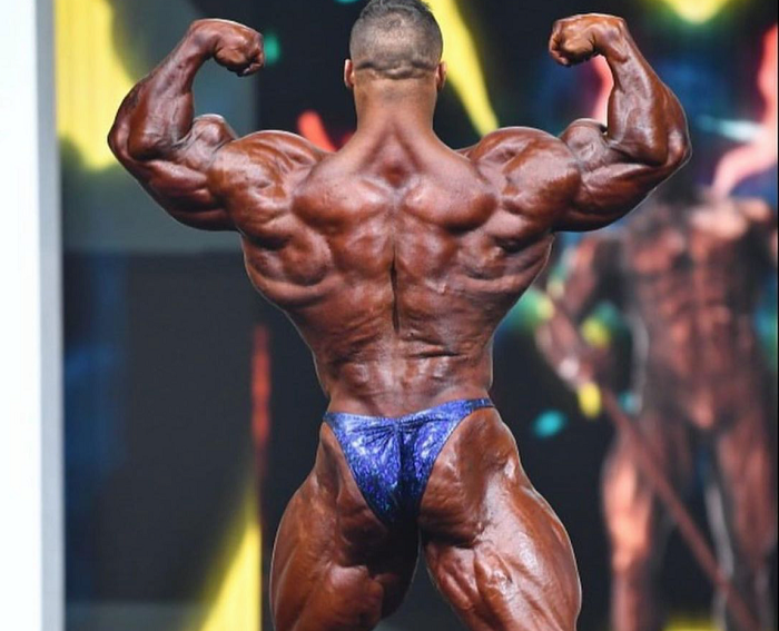 oxymetholone-bodybuilder-on-stage-anadrol